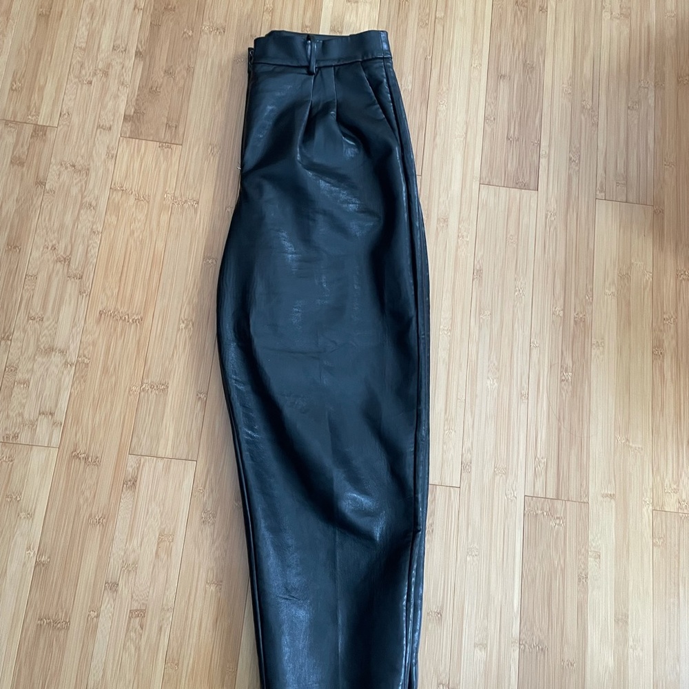 Aritzia carrot pant